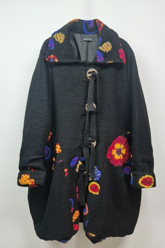 ABRIGO DE LANA CON FLORES BORDADAS