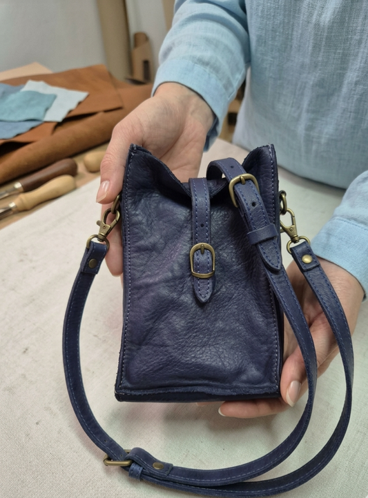 PORTA  CELULAR DE CUERO GENUINO CON HEBILLA Y CORREA AJUSTABLE