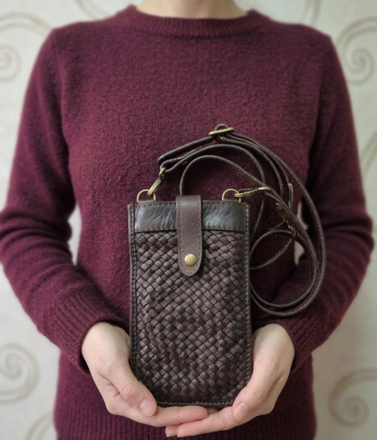 PORTA CELULAR DE CUERO ENTRELAZADO CON TIRANTE AJUSTABLE